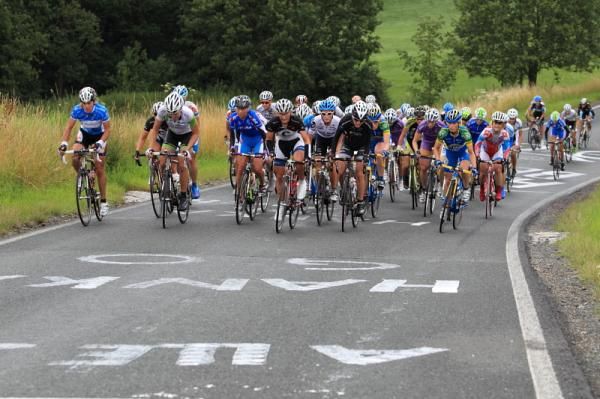 The bunch chases the leaders on the climb