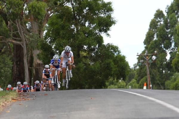 Rebecca Locke (Prime) leads the chasers over a small berg