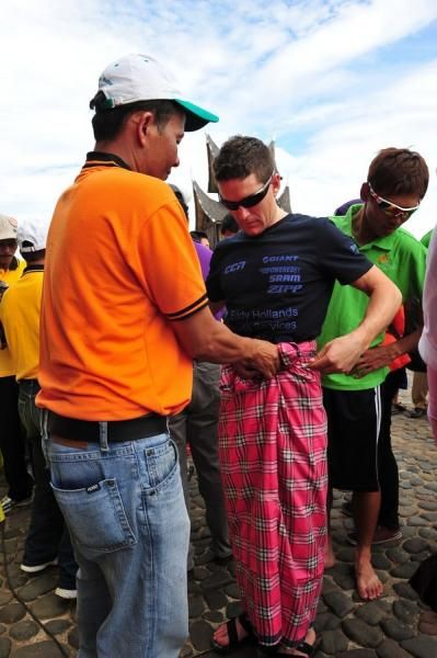 After the stage, the riders were invited to lunch at the Istano Basa Pagaruyung. Each rider was given a sarong and was required to remove shoes before entering the Istano Basa Pagaruyung.