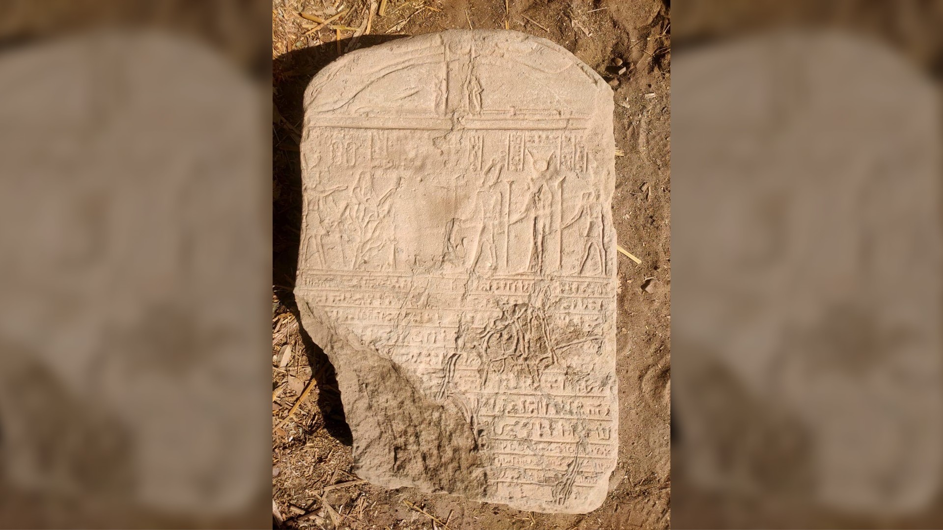 Esta tablilla se encontró cerca de la esfinge y tiene escritos jeroglíficos y demóticos (una escritura derivada de los jeroglíficos).