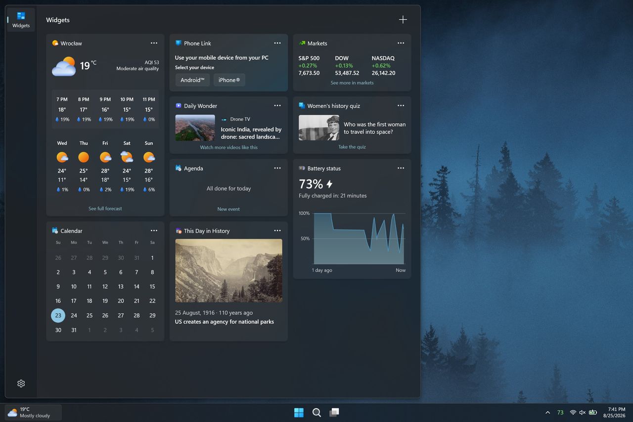 A screenshot of the Battery Flyout application on Windows 11 showing battery metrics, power settings, and usage statistics.