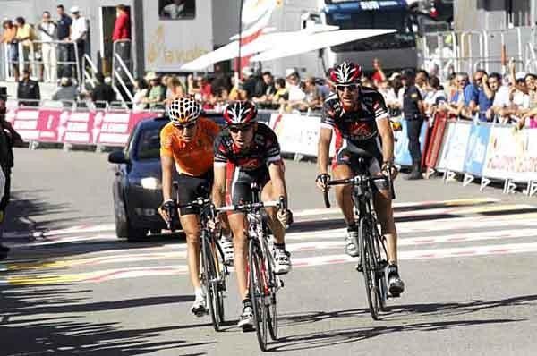 Igor Ant&oacute;n (Euskaltel-Euskadi) together with Lopez and Karpets from Caisse d'Epargne.