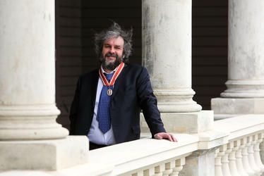 Lord of the Rings director Peter Jackson's private plane is searching for Malaysian jet