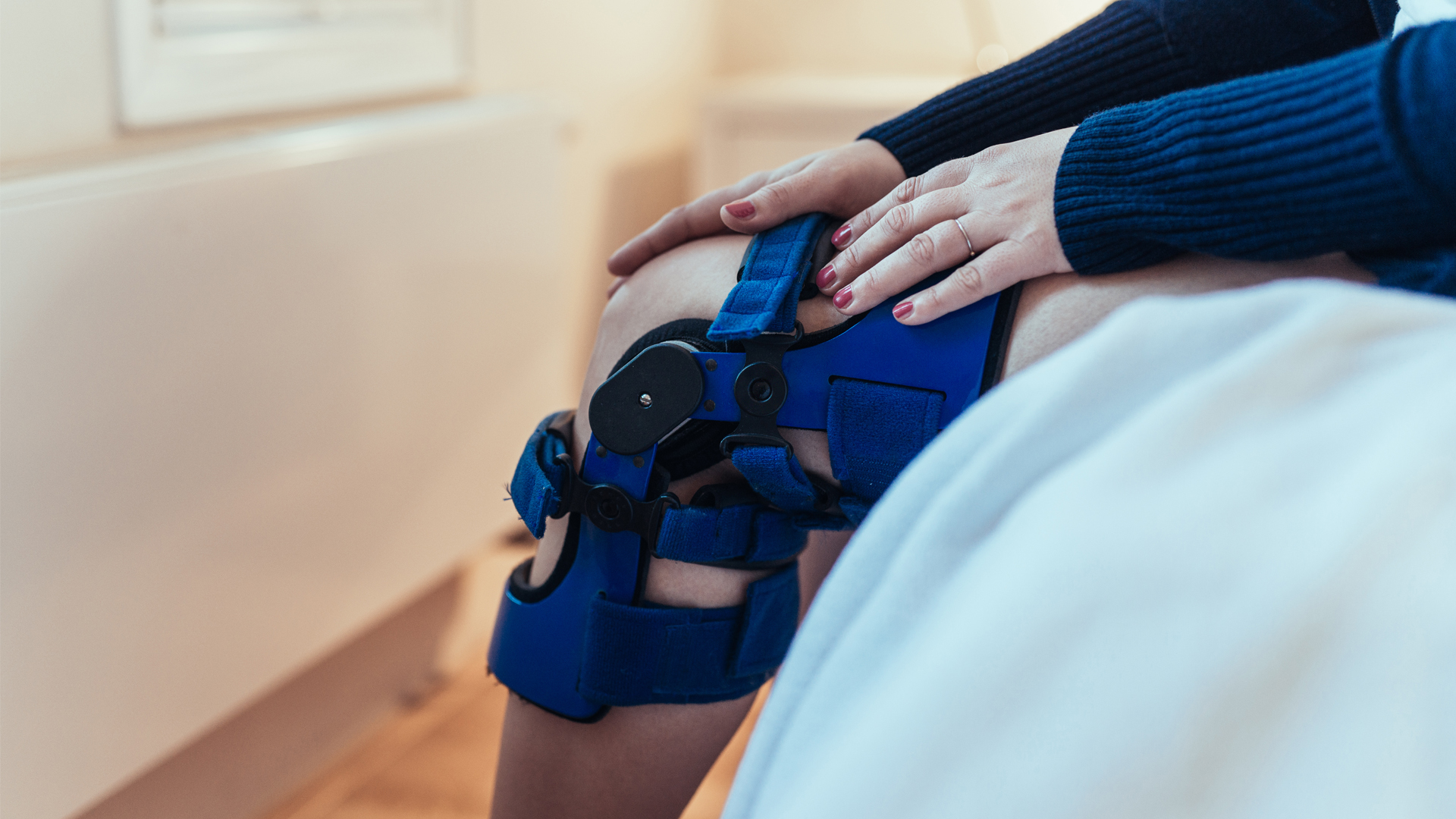 Image of a woman with a knee injury