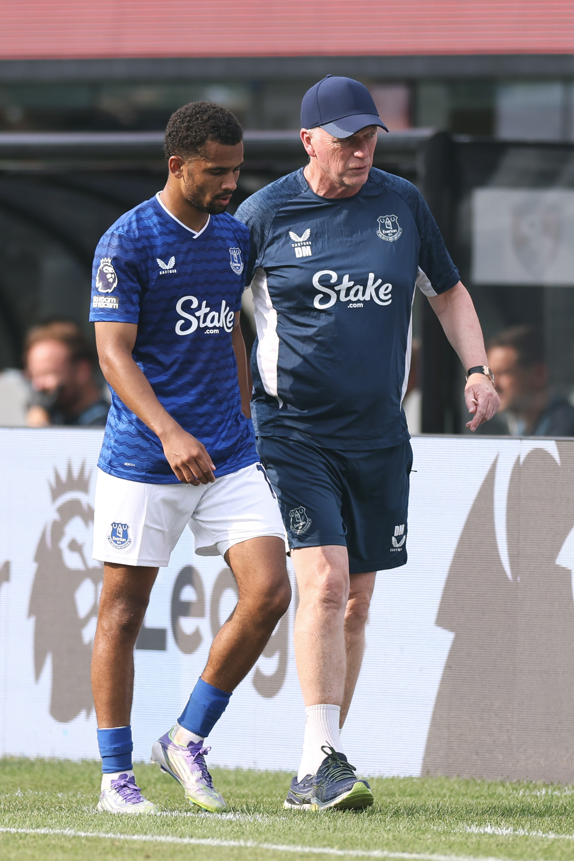 EAST RUTHERFORD, NEW JERSEY - JULY 26: David Moyes, Head Coach of Everton, talks to Iliman Ndiaye of Everton during the Premier League Summer Series match between Everton FC and AFC Bournemouth at MetLife Stadium on July 26, 2025 in East Rutherford, New Jersey. (Photo by Jordan Bank - Premier League/Premier League via Getty Images)