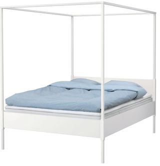 four poster bed with blue mattress