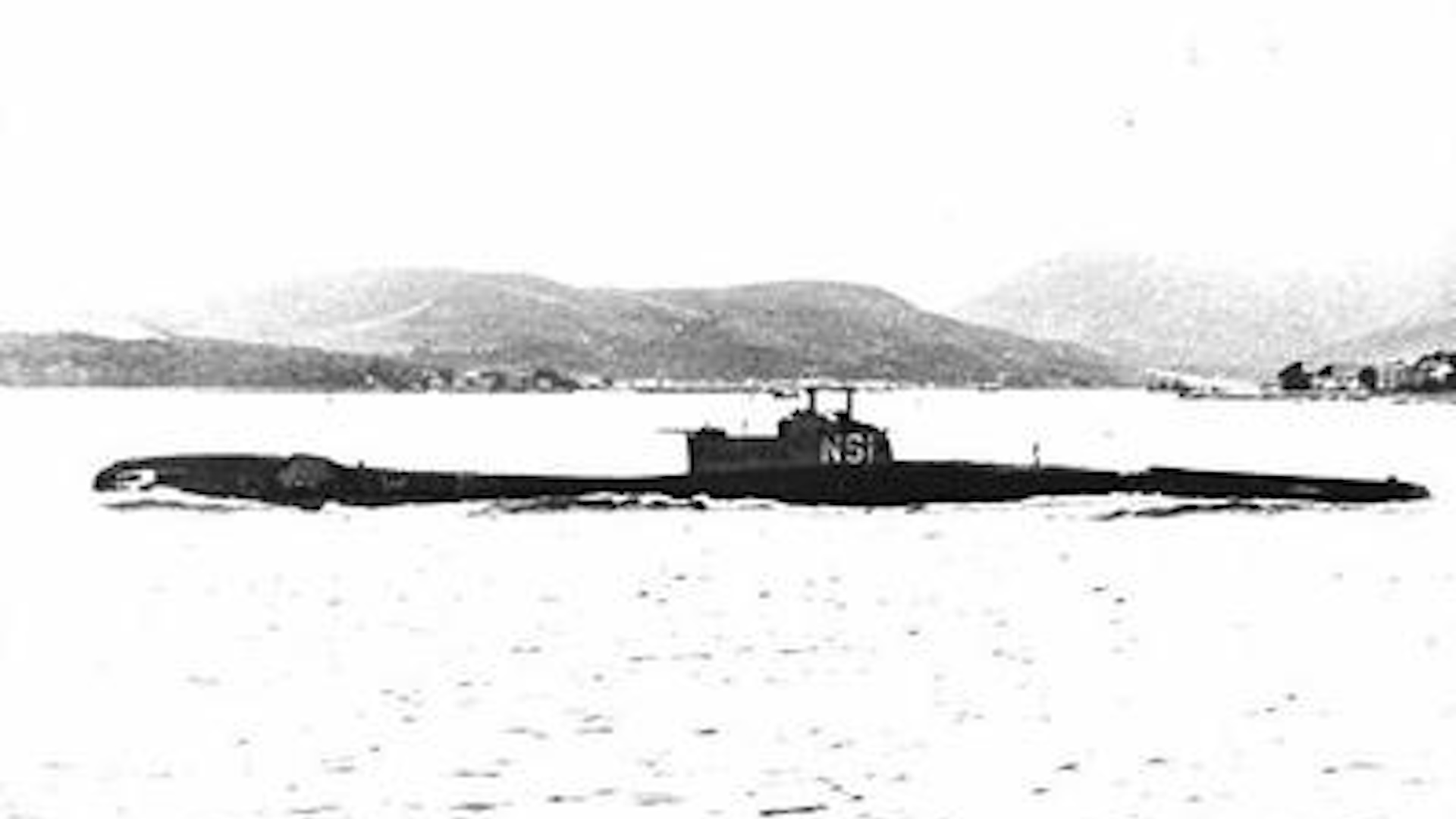 Una fotografía en blanco y negro de un submarino sobre el agua.