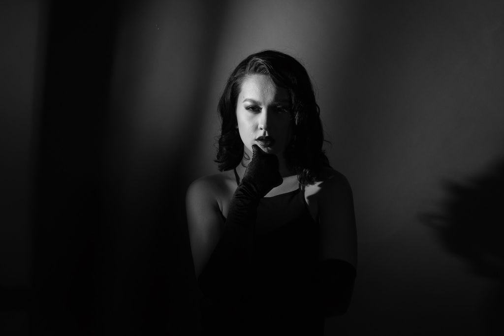 Home photography ideas: Shoot film noir portraits with a DIY gobo ...