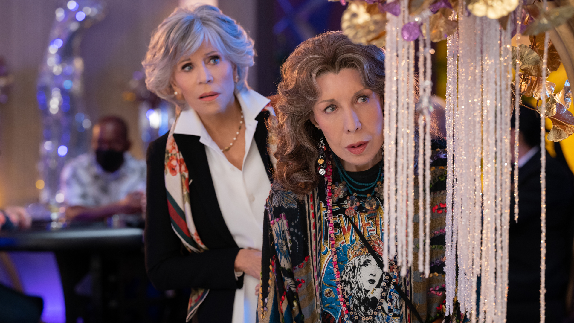 Grace ja Frankie vakoilevat ystäväänsä Grace and Frankie -sarjassa