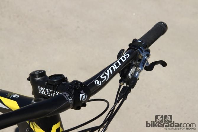 The downturned Syncros carbon-wrapped stem is offset by a low-rise Syncros carbon bar.