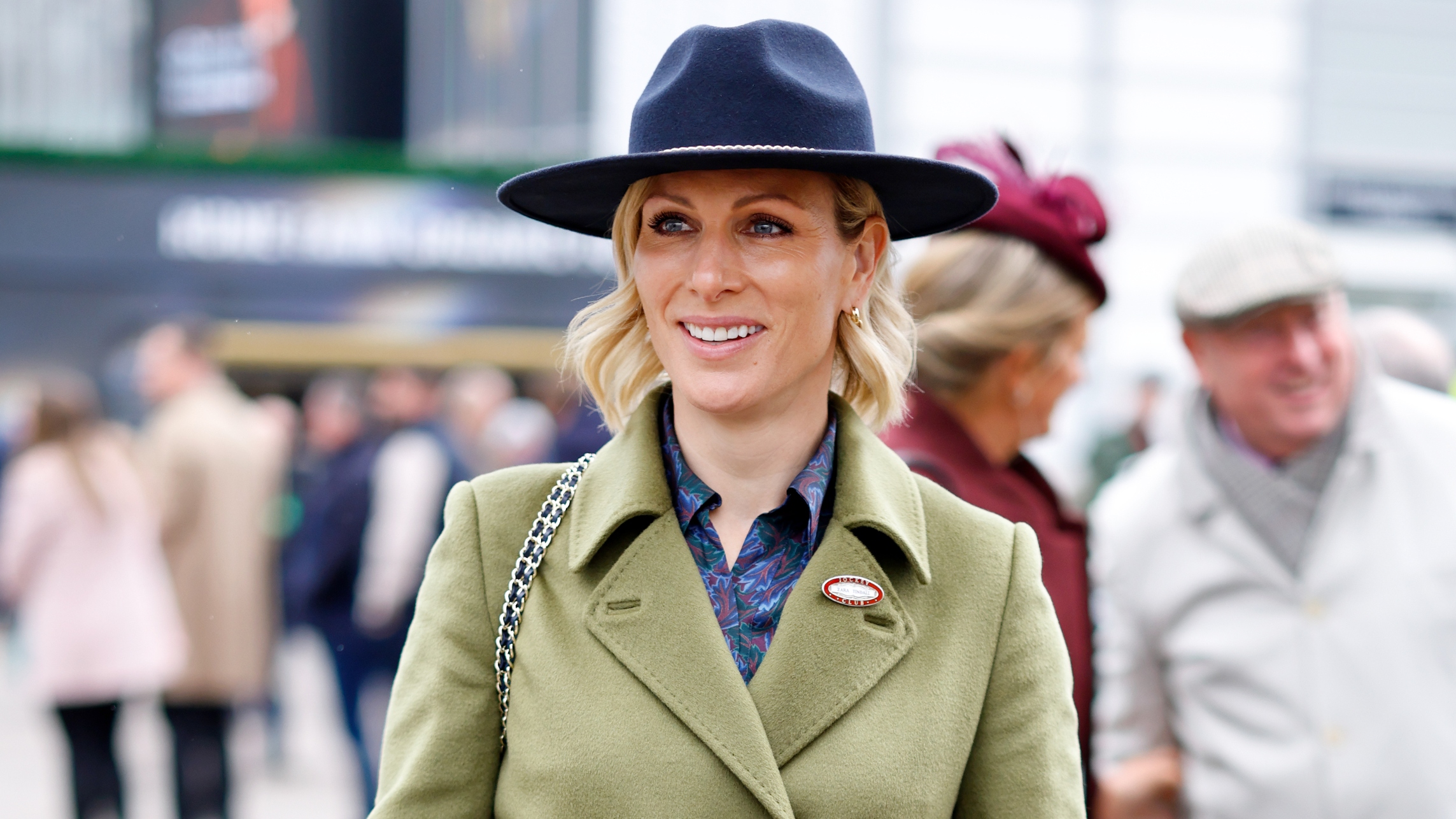 Zara Tindall se zúčastní 3. dne „St Patrick's čtvrtek“ na festivalu Cheltenham na Cheltenham Racecourse 13. března 2025