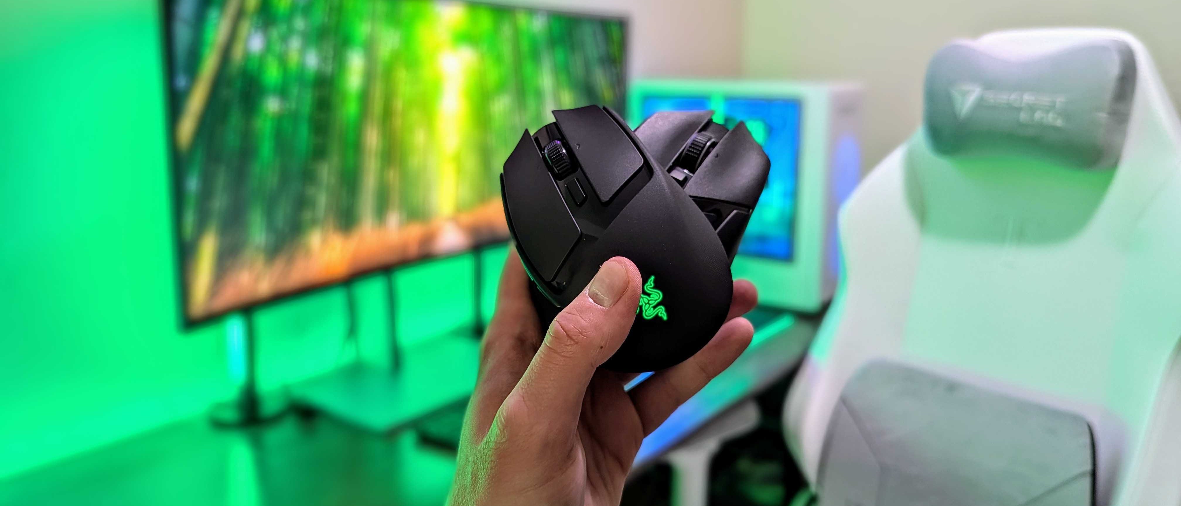Image of the Razer Basilisk Mobile wireless gaming mouse.