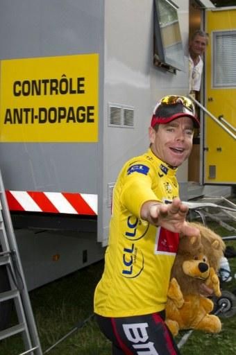 Cadel Evans makes the press wait while he makes a pit stop