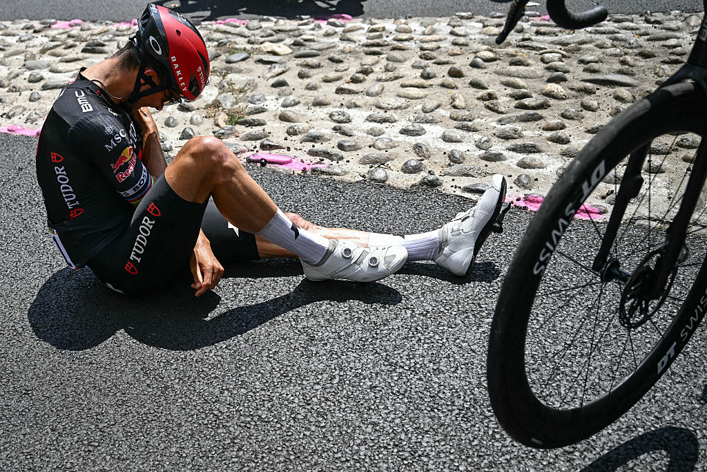 Julian Alaphilippe crashes on stage 15 at the Tour de France