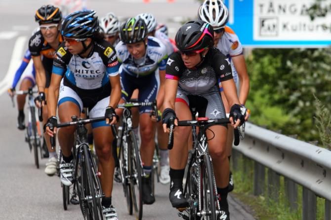 Rossela Ratto (Hitec Products) and Evelyn Stevens (Specialized - lululemon) are attentive to a possible move on their right