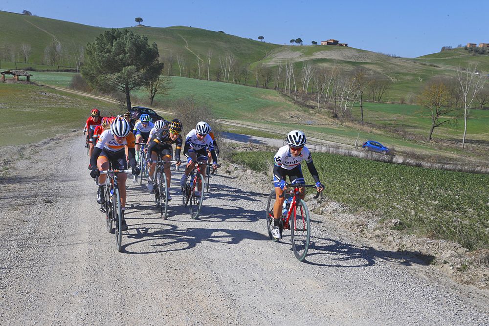 The lead group in the women's Strade Bianche