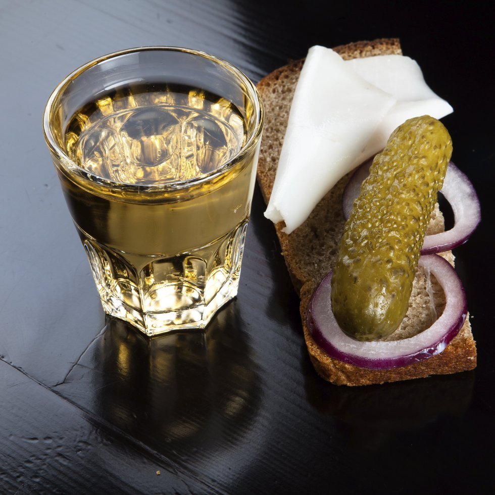 10-whisky-cocktails-every-serious-man-should-try-9-1556688205-1dh5.jpg