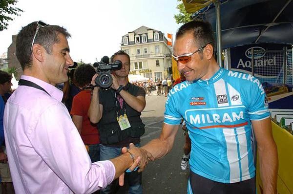 Jaja and EZ shake hands