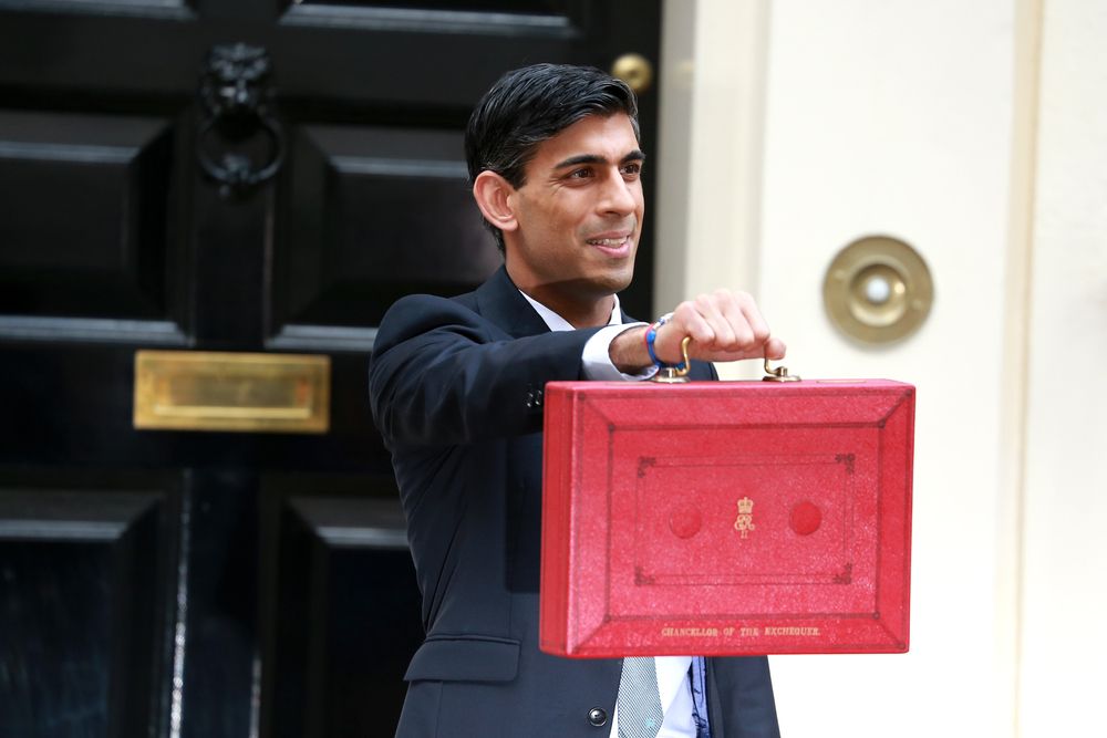 Rishi Sunak with the red budget brief case