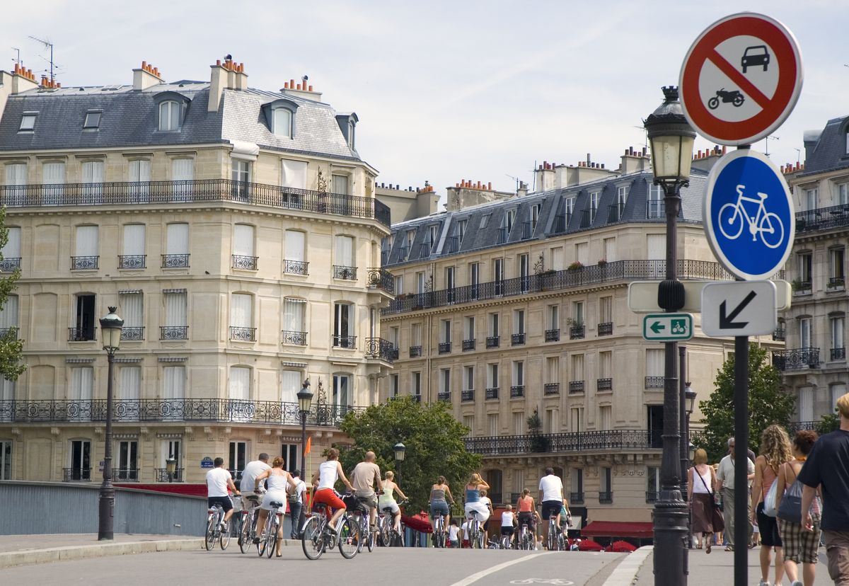 La France offre 4 000 € aux personnes qui échangent leur voiture contre un vélo – tous les autres pays devraient-ils faire de même ?