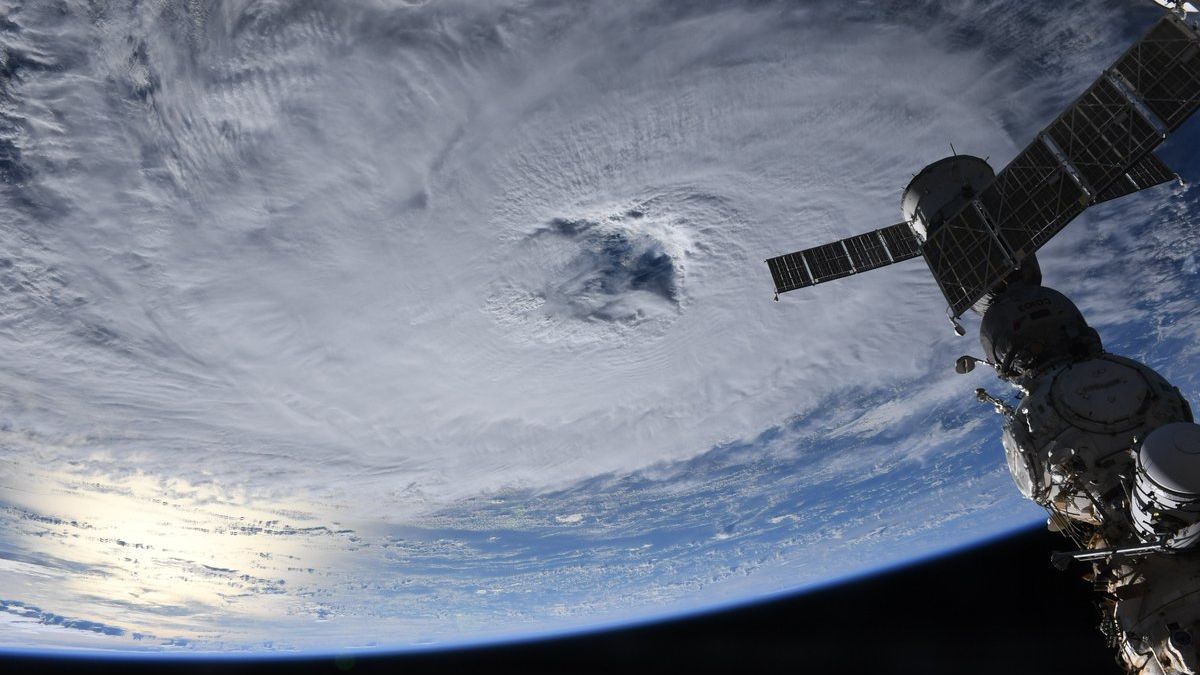 Astronauci na Międzynarodowej Stacji Kosmicznej wpatrują się w oko huraganu Nigel (zdjęcia)