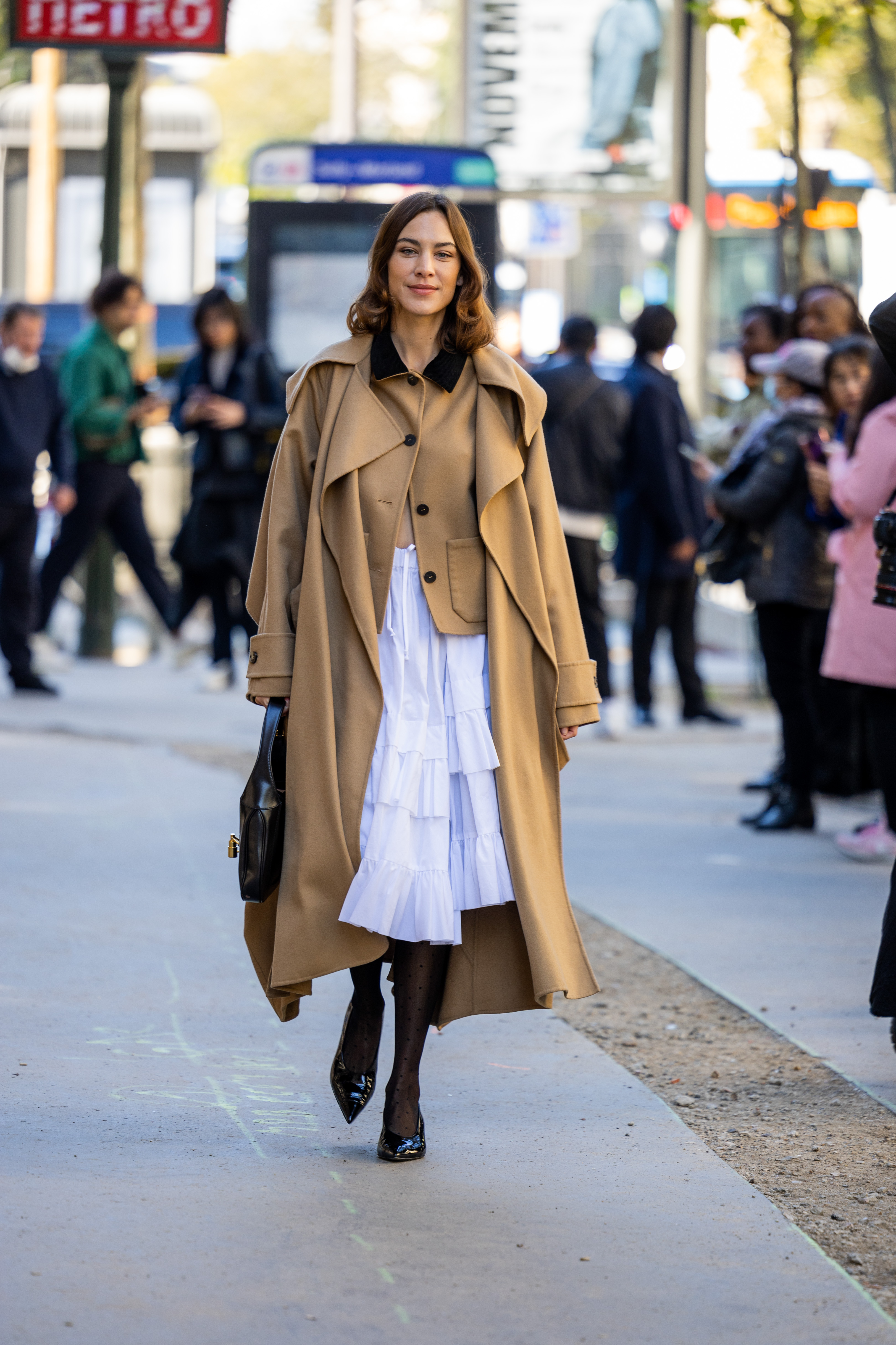 Celebrity Skirt Outfits: Alexa Chung wears a white skirt with a trench coat