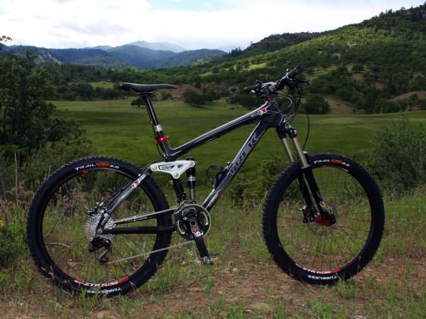 SRAM aims its new X.0 at riders seeking XX levels of performance but without the XX price tag. Though slightly heavier, X.0 nonetheless offers nearly identical functionality but actually even better suited for harder-hitting applications than XX.
