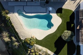 curved outline of the swimming pool in richard neutra's lord house