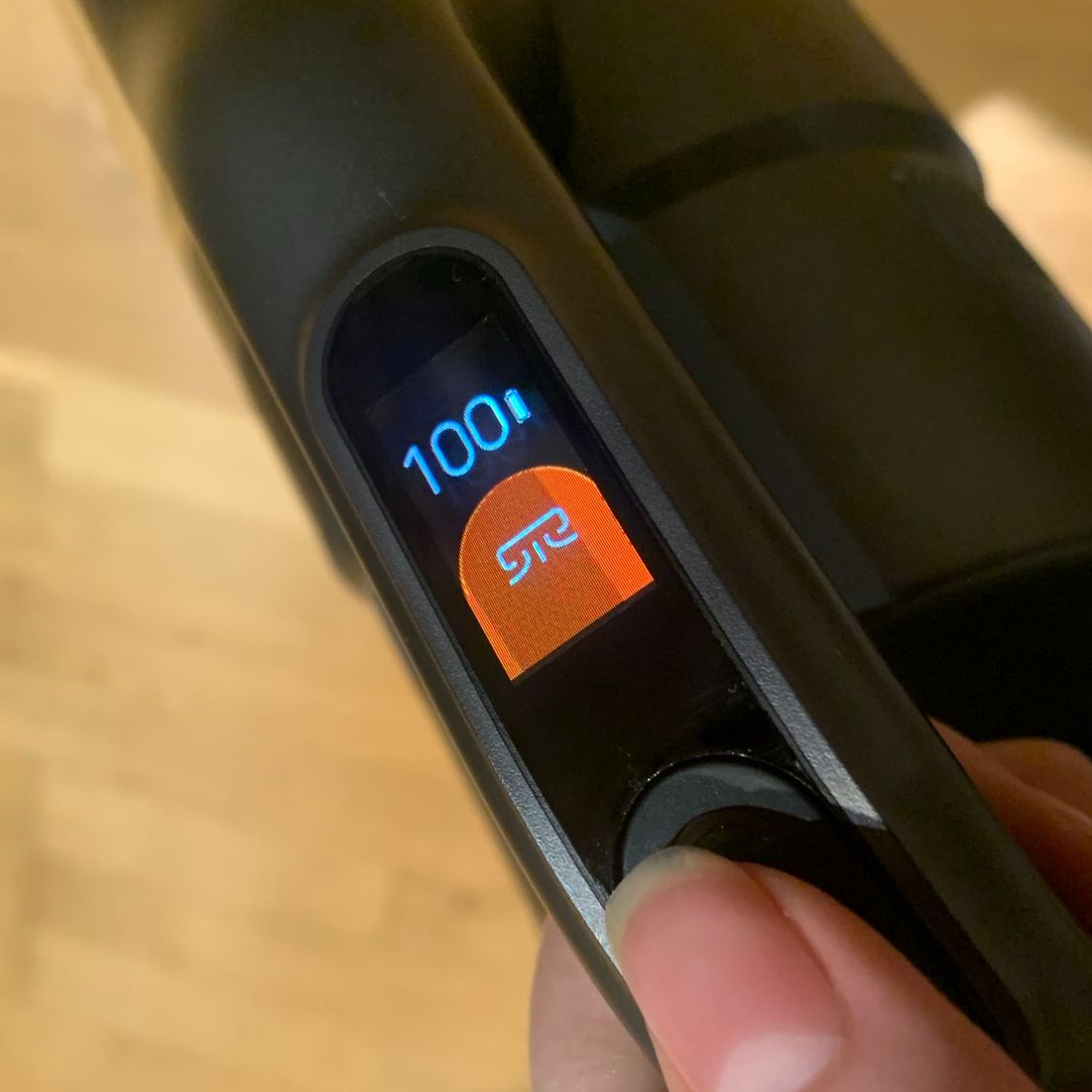 Roidmi X300 OLED screen showing 100% battery on high suction