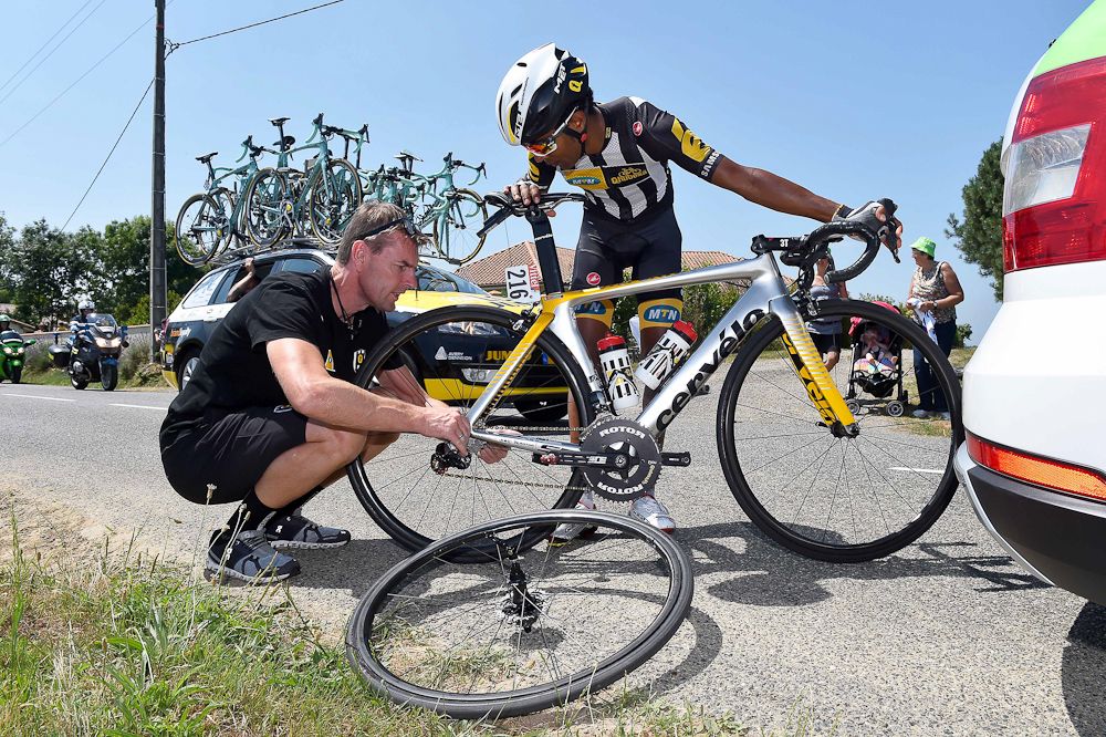 Merhawi Kudus Ghebremedhin (MTN-Qhubeka) gets some service.