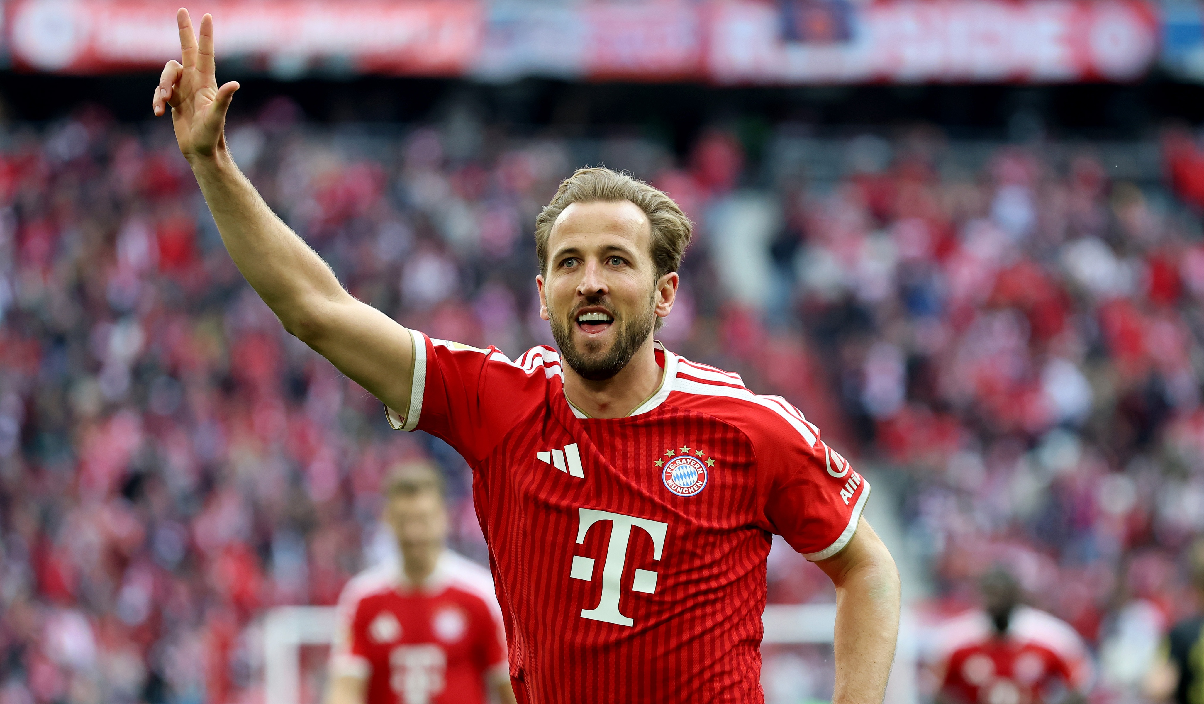 Harry Kane of FC Bayern Munich celebrates scoring his team's fourth goal, to complete his hat-trick, during the Bundesliga match between FC Bayern M&uuml;nchen and 1. FC K&ouml;ln at Allianz Arena