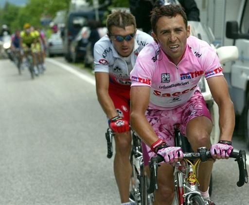 Simoni leads Yaroslav Popovych during the 2003 Giro.