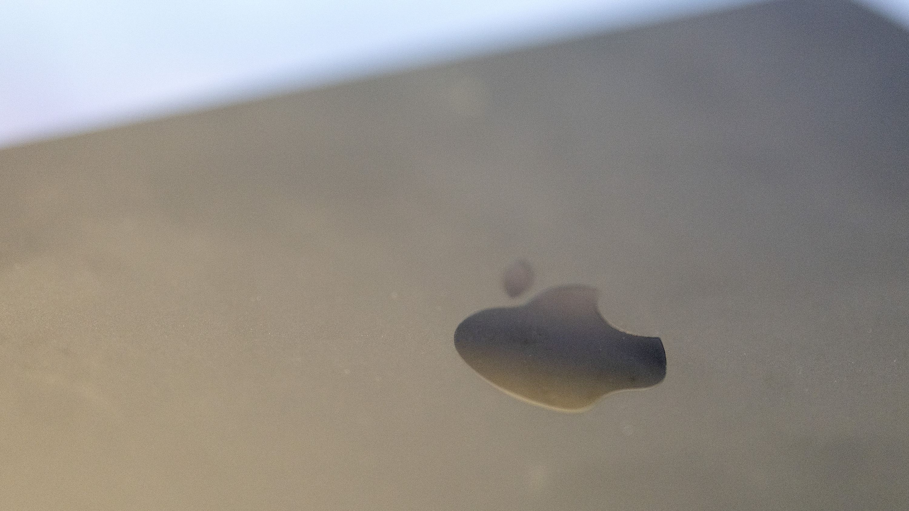 Un Apple MacBook Air M3 su un tavolo