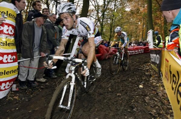 Niels Albert (BKCP - Powerplus) leads Kevin Pauwels (Telenet Fidea Cycling).