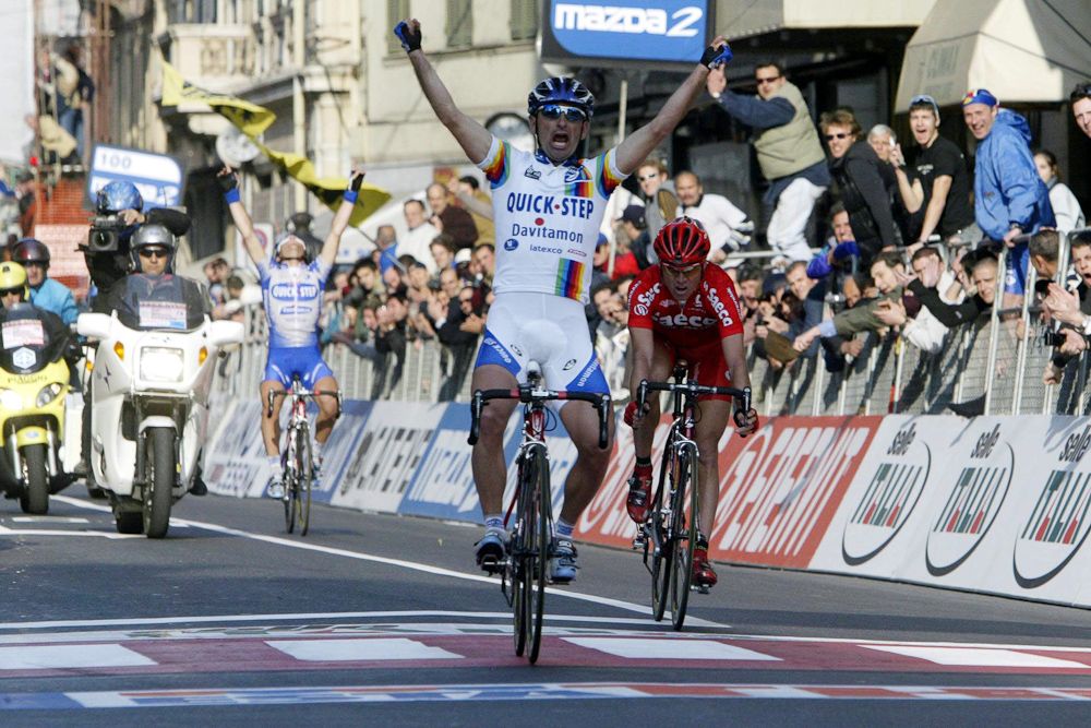 Paolo Bettini (Quick-Step) wins Milan-San Remo in 2003.