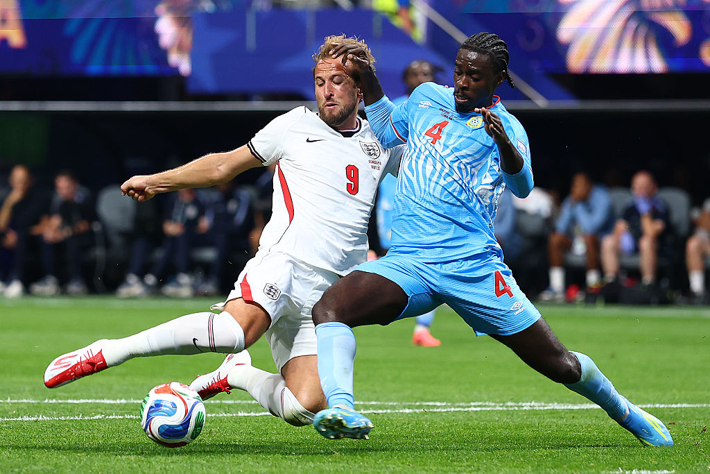 ATLANTA, GEORGIA - JULY 1: Harry Kane of England competes with Axel Tuanzebe of DR Congo during the FIFA World Cup 2026 Round of 32 match between England and Congo DR at Atlanta Stadium on July 1, 2026 in Atlanta, United States. (Photo by Chris Brunskill/Fantasista/Getty Images)