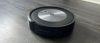 iRobot Roomba J7+ kuvattuna sivulta