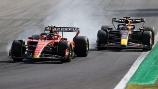 Carlos Sainz bloquea una rueda en la frenada mientras lucha con Max Verstappen al entrar en una curva.