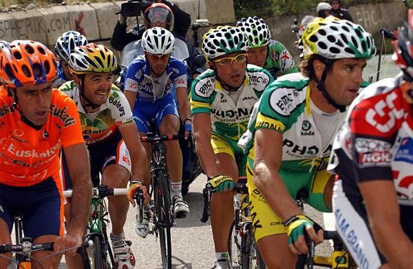 Roberto Laiseka (Euskaltel, L) keeps an eye on things