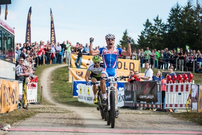 Henrique Avancini wins the elite men's race in Muensingen