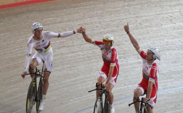 Rohan Dennis (left) celebrates gold in the 4000m team pursuit final with teammates.