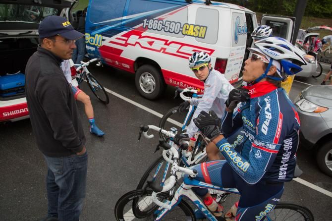 Cole House discusses stage strategy with Cash Call Mortgage team owner/director Paul Abrahams.