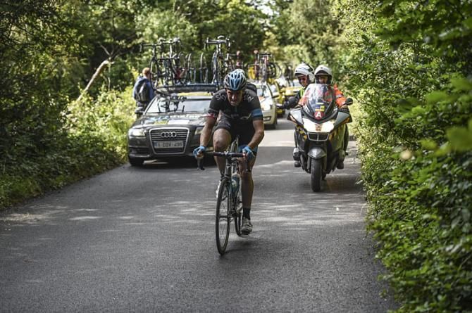 Ian Stannard (Team Sky) at the back of the pack after having technical difficulties