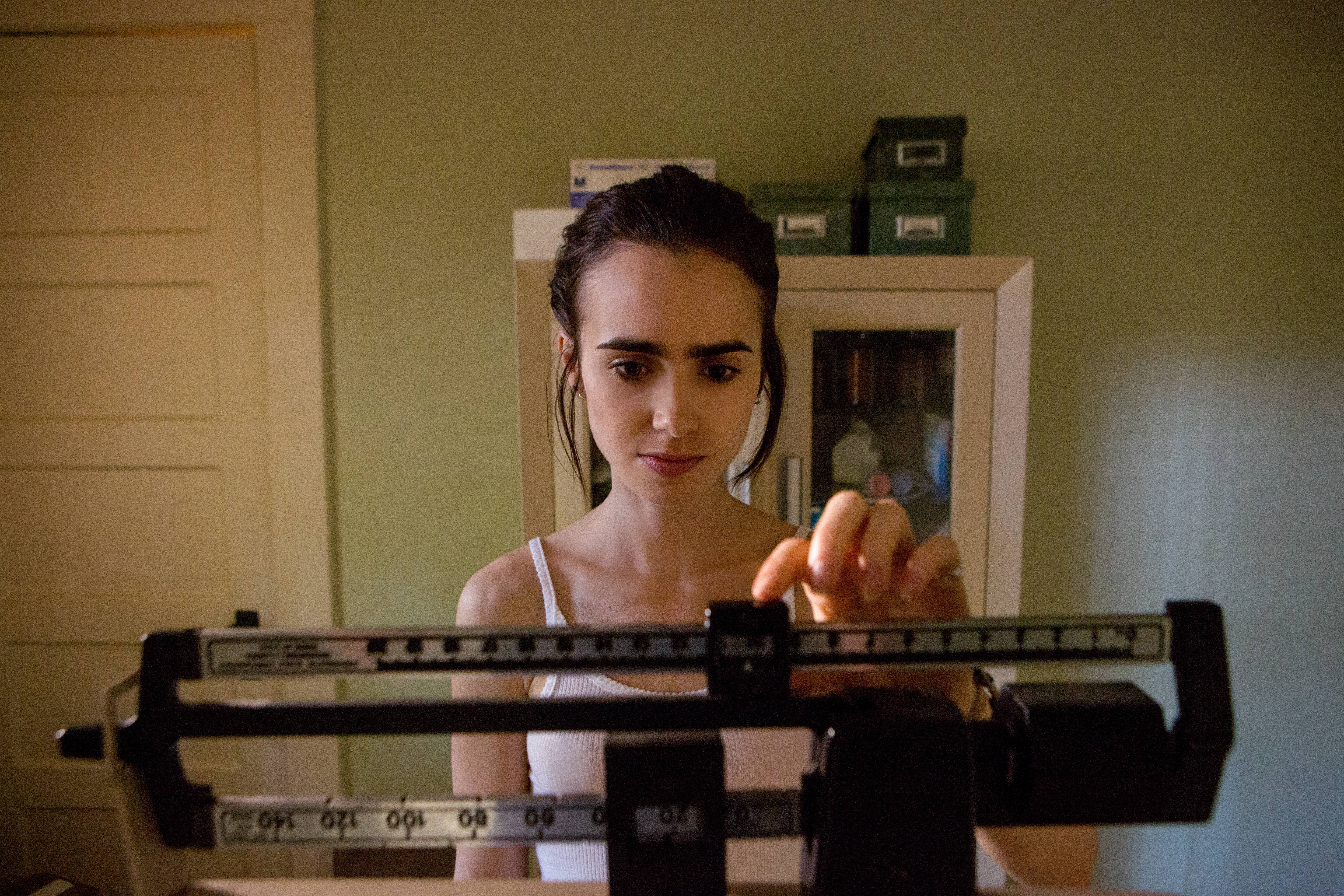 Ellen (Lily Collins) in To The Bone