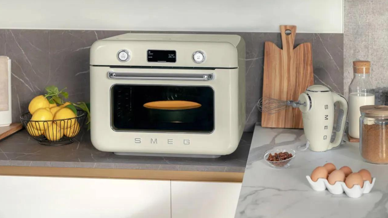 Can you bake a cake in an air fryer? SMEG&#039;s oven with air fry function can certainly help