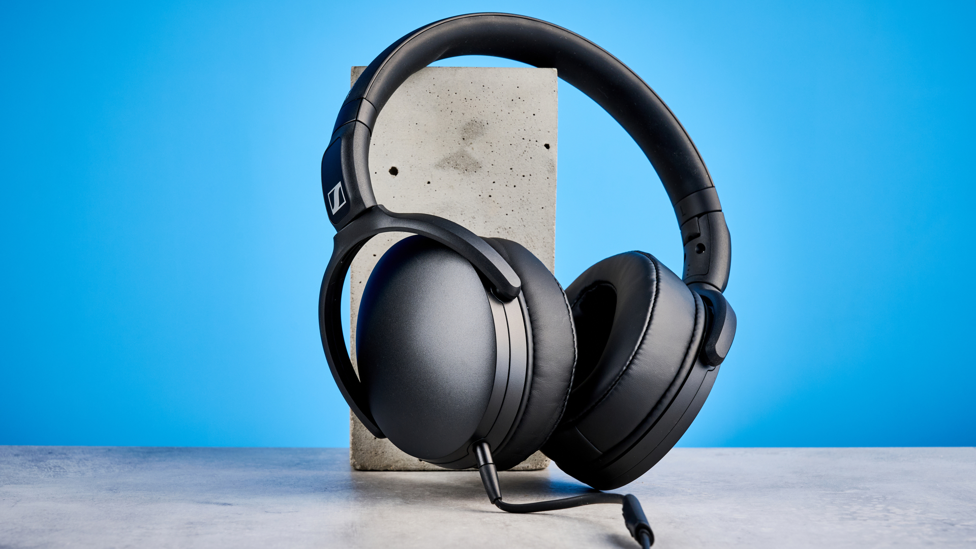 Sennheiser HD 400U against a blur background