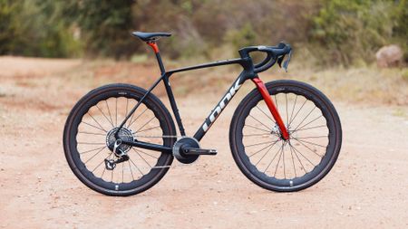 A black and red Look G85 Cezal RS gravel bike 