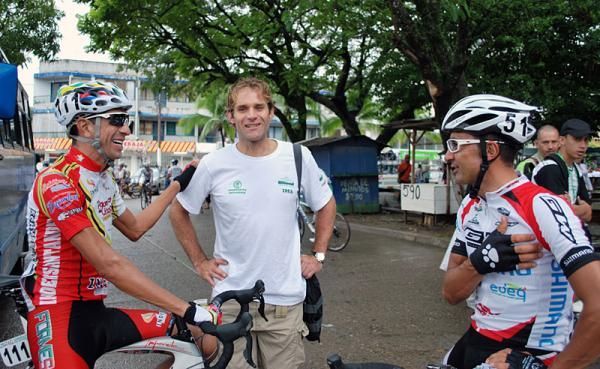 Hernan Buenahora, Santiago Botero and Felix Cardenas (l-r) immersed in conversation.
