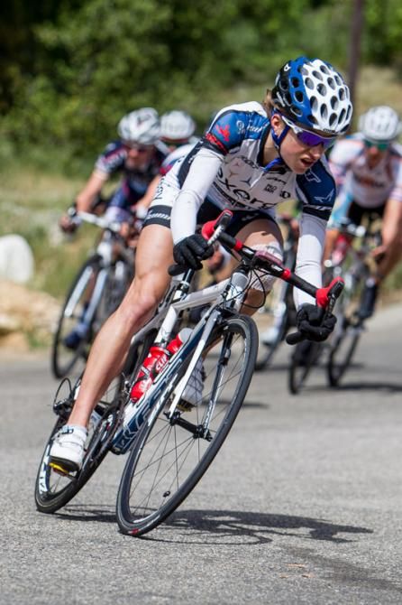 Mara Abbott (Exergy) leads the bunch into the park.