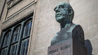 A bust statue of Neils Bohr outside a building.